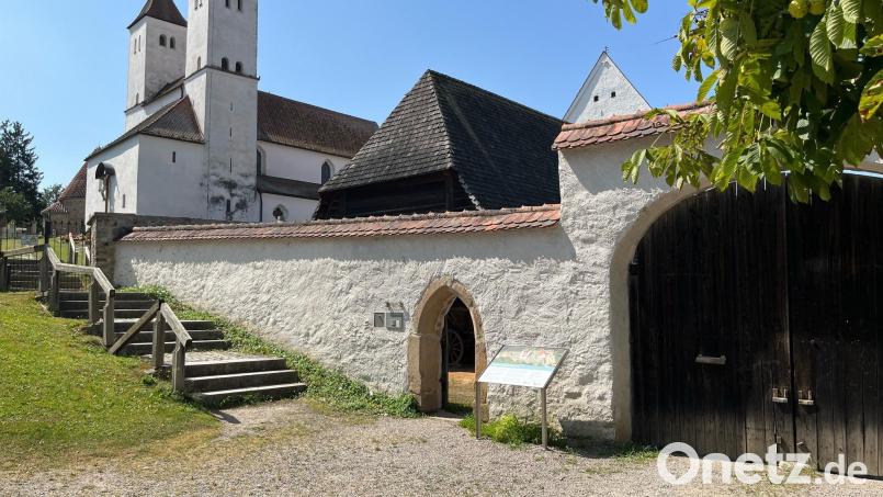 Der Edelmannshof bildet mit der Kirche und dem Karner in Perschen ein besonderes Denkmalensemble in der Oberpfalz Bild: ihl