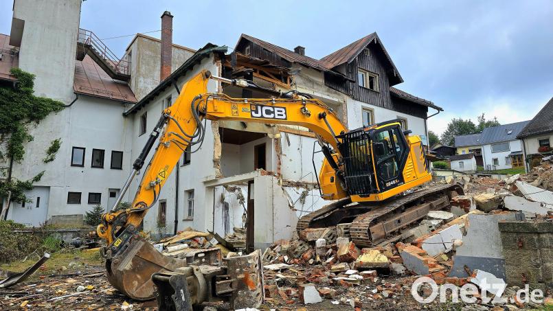 Seit Wochenbeginn schreiten die Abrissarbeiten am jahrzehntelang leerstehenden Gebäudekomplex sichtbar voran. Bild: Thomas Geißler/fph
