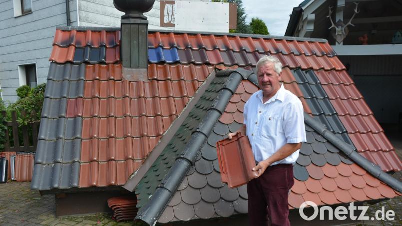 Dachziegel und das Dachdecken sind Herbert Böhms Metier. Vor mehr als 50 Jahren erlernte er das Dachdeckerhandwerk, die Zukunft seines Berufs sieht er nicht nur positiv. Bild: jr