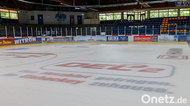 Die Eisaufbereitung im Weidener Eisstadion läuft, die Fans können sich Tickets für die Testspiele sichern. Bild: Werner Moller