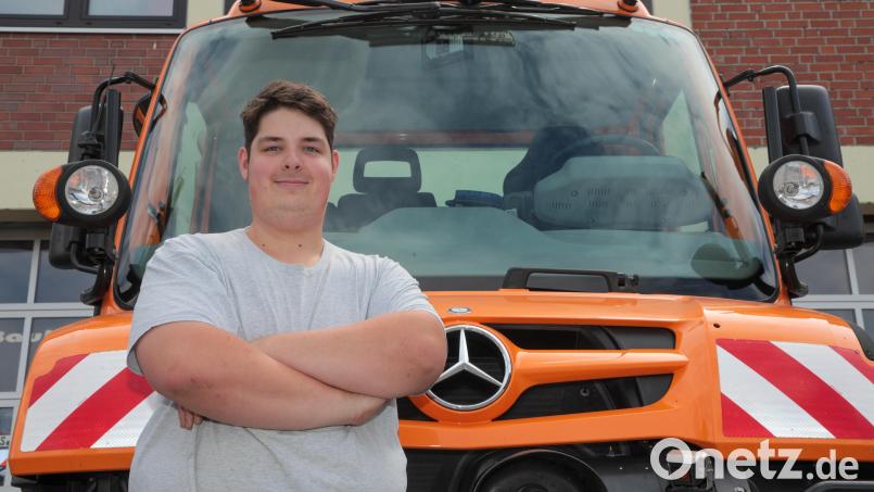 Mit den großen, orangefarbenen Unimogs vom Bauhof zu fahren, das hat sich Christian Sperber schon als Kind gewünscht. Nun wurde es Realität. Sein Arbeitgeber ist sehr stolz auf den 19-Jährigen, der seine Ausbildung mit 1,0 und als Viertbester in Bayern abgeschlossen hat. Bild: Wolfgang Steinbacher