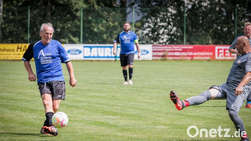 Josef Klier (links) im Spiel gegen die SG Weinberg Schwandorf. Beim 10:0 des SV Pullenried gab der 70-Jährige drei Torvorlagen. Bild: Günter Uschold