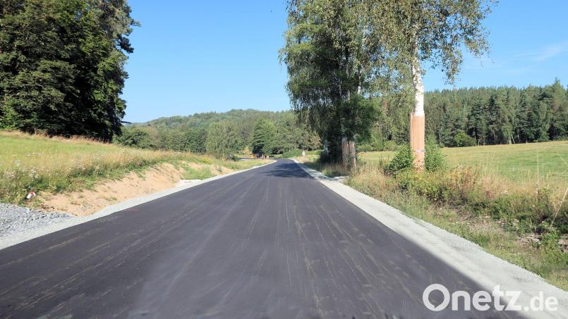 Noch fehlt auf dem 1,6 Kilometer langen Ausbauteilstück der Staatsstraße 2169 zwischen Friedenfels und Voitenthan die Deckschicht. Ab Ende September soll der Verkehr wieder ungehindert bis Wiesau rollen können. Bild: bsc