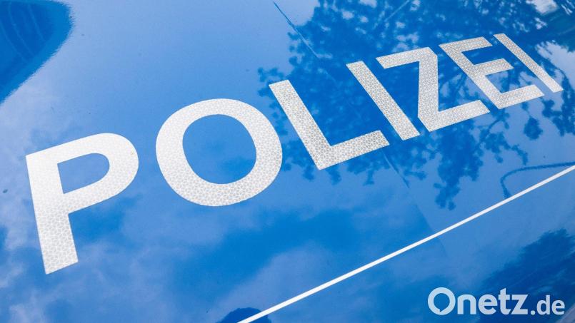 Die Grenzpolizeiinspektion Waidhaus hat eine Fahrt auf der A6 mit einem selbstgebauten Anhänger beendet. Auf den Halter warten nun mehrere Anzeigen. Bild: Boris Roessler/dpa