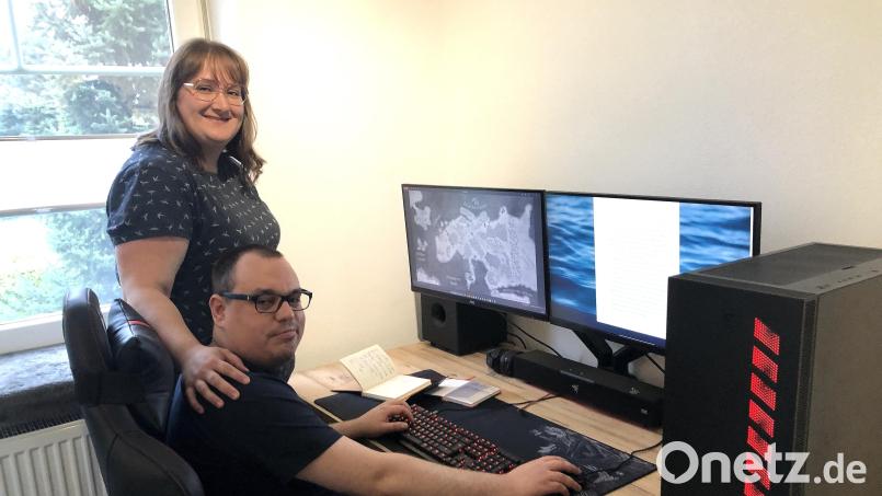 Maik Schleußners Welten entstehen am Computer. Stets griffbereit liegen Notizbücher. Unterstützt wird er bei der Arbeit oft auch von seiner Verlobten Natalie Bannert. Bild: wro