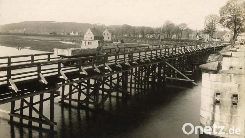 Für den Neubau 1934 wurde eine Behelfsbrücke errichtet, rechts die Pfeiler der Naabbrücke. Der Blick richtet sich nach Krondorf. Südlich der Amberger Straße stehen nur ein paar Häuser. Bild: Stadtarchiv Schwandorf/exb