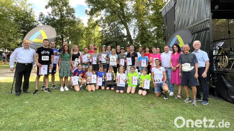 Für die Besten beim Städtedreieckslauf 2024 gibt es Urkunden. Bild: Thomas Stegerer/exb