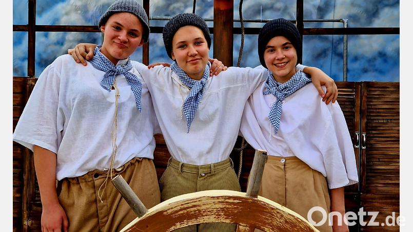 Kinderschauspielerinnen Lilly Dietzel (links), Janna Paprotta (mittig), Ronja Hinney (rechts) bei dem Sommerstück &quot;Der Sturm&quot; des Theatervereins Schloss-Spiele Neumarkt. Bild: Vereinsarchiv Schloss-Spiele Neumarkt