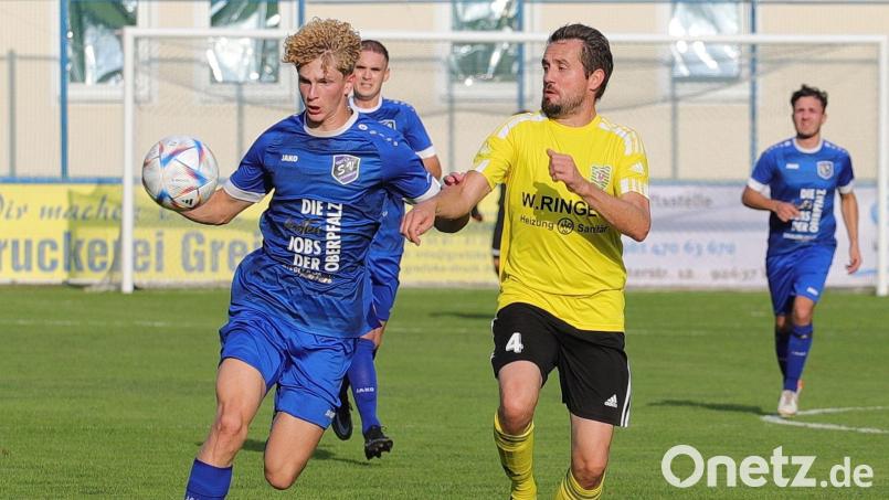 Die Spiele des SV Etzenricht (links Johannes Janker) gegen den SV Hahnbach sind fast immer hart umkämpft. Bild: war