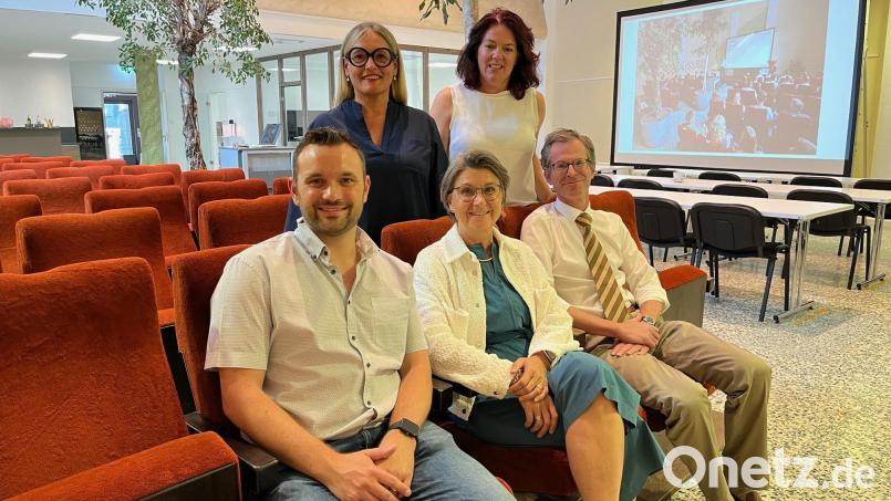 Stefan Jobst, Mitarbeiter &quot;Integration SAD&quot;, Cornelia Horsch, Anton Wiedemann, Rotary (vorne von links) nehmen auf den Kinosesseln im Metropol Platz. Zusammen mit Elke Reinhart, &quot;Integration SAD&quot; und Alexandra Fleischmann, Horsch-Stiftung (von links) hoffen sie, dass viele Menschen aus allen gesellschaftlichen Schichten den Weg ins Metropol finden. Bild: ihl
