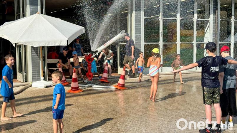 Als Highlight erwies sich heuer der aufgebaute große Wasserwerfer, der normalerweise bei Großbränden zum Einsatz kommt. Unter Aufsicht durften die Kinder diesen selbst bedienen. Sie hatten schnell heraus, wie sich der Werfer auf die verschieden Strahlarten einstellen lässt. Bild: Werner Schulz