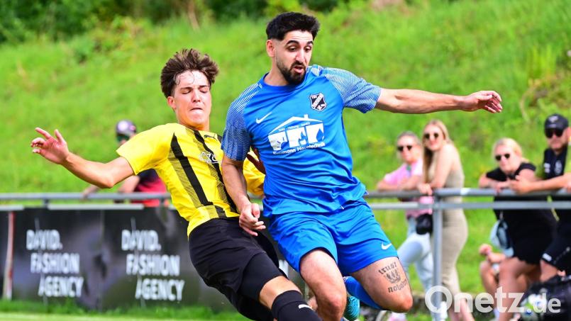 Spitzenreiter FC Tirschenreuth (links Tobias Sammüller beim 3:1-Sieg in Thiersheim, rechts Volkan Kaya) empfängt am Sonntag den Tabellenletzten VfB Arzberg. Archivbild: Thomas Schrems