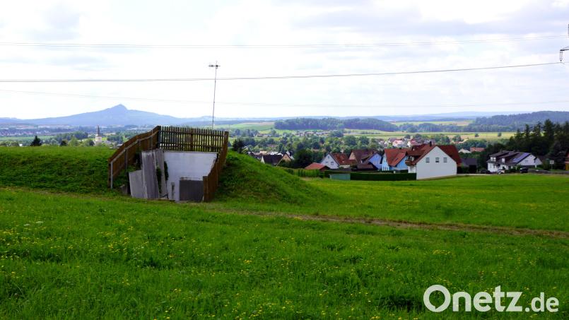 Eine kleine undichte Fuge im Hochbehälter von Kulmain (Vordergrund) führte zu einem Abkochgebot für Trinkwasser. Bild: bkr