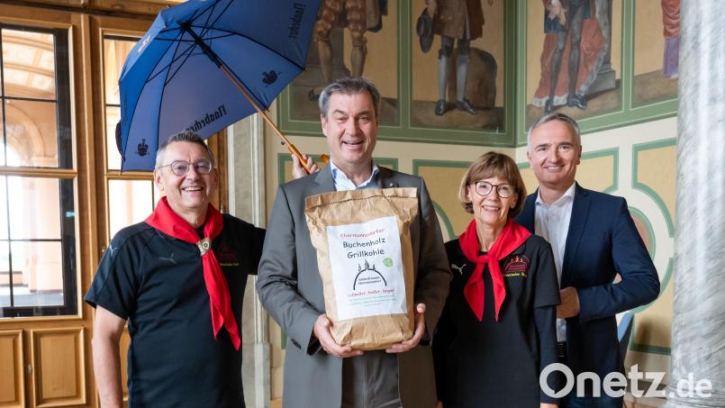 Der Bayerische Ministerpräsident Markus Söder (Zweiter von links) übernimmt die Schirmherrschaft für das Europäische Köhlertreffen im Juli 2025 in Ebermannsdorf. Darüber freuen sich (von links) Köhlervorsitzender Josef Gilch und Conny Gilch sowie Landtagsabgeordneter Harald Schwartz (rechts). Bild: Jörg Koch/Bayerische Staatskanzlei/exb