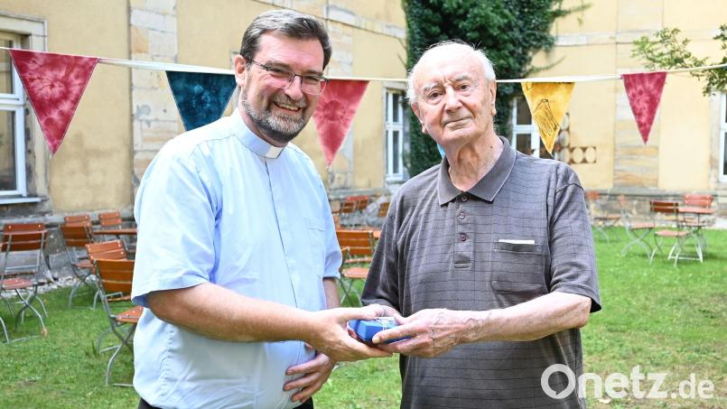 95. Geburtstag feiert Pater Josef Weiß (rechts), wozu auch Pater Reinhard Gesing, Provinzial der Salesianer Don Boscos in Deutschland, gratuliert. Bild: Claudia Klinger/exb