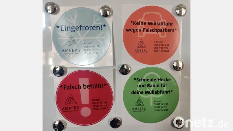 Das Foto zeigt die vier Aufkleber, mit denen die Amberger Müllabfuhr die Bürgerinnen und Bürger bei Problemen künftig direkt informiert. Bild: Susanne Uschold