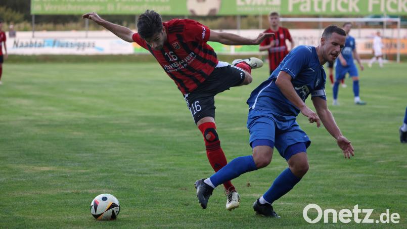 Paul Weidhas (links) im Spiel gegen Dingolfing in Aktion: Die Spieler des SC Luhe-Wildenau wollen am Samstag beim FC Passau punkten. Bild: Dieter Jäschke