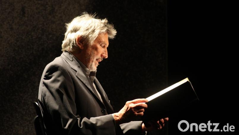 Der Schauspieler Christian Brückner liest in Regensburg aus einer Kurzgeschichte von Edgar Allan Poe - begleitet von einem Jazz-Quintett. Archivbild: Malte Christians/dpa