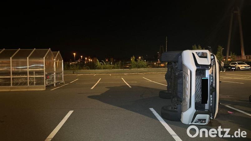 Mit seinem Pick-Up-Truck ist ein 29-Jähriger am späten Abend auf einem Supermarkt-Parkplatz umgekippt. Bild: Polizei Hof