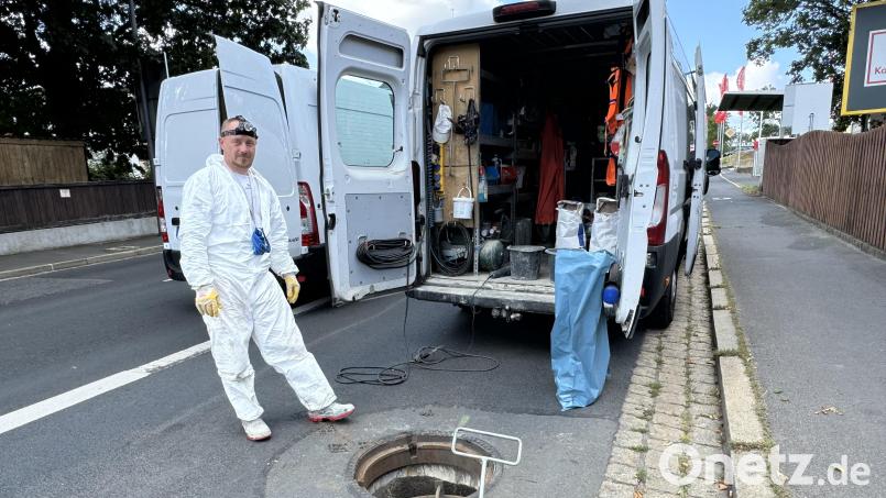 Techniker Jörg Büschel prüft, ob der Inlinerschlauch gut an den Schacht angebunden ist. Bild: Matthias Bäumler/fph