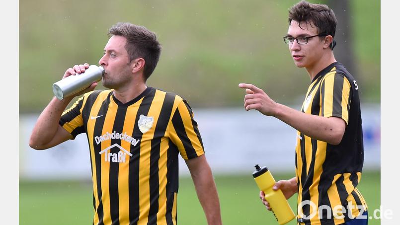Generationsunterschiede beim SV Kulmain: Verteidiger Andreas Zeltner (links) ist bereits 39 Jahre alt, Offensivspieler Maximilian Kuhbandner dagegen erst 23. Der SV Kulmain hat mehrere Leistungsträger in seinen Reihen, die weit über 30 sind. Beim Spitzenspiel in Reuth wollen die Routiniers zeigen, was sie noch drauf haben. Archivbild: A. Schwarzmeier