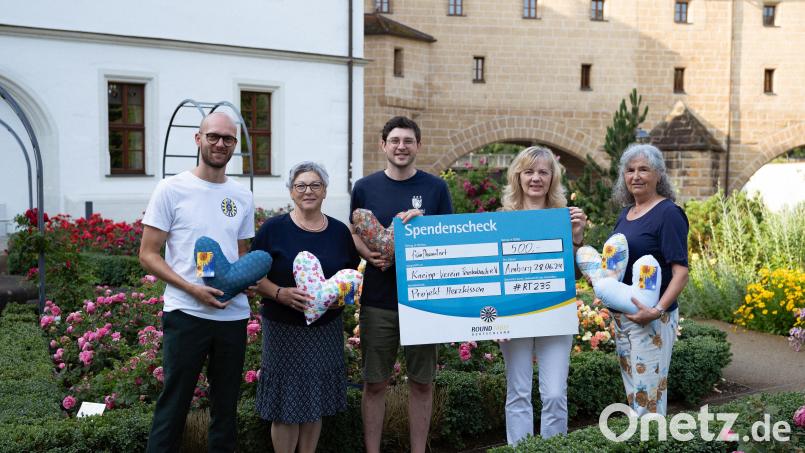 Der Service-Club Round Table 235 Amberg-Sulzbach unterstützt soziale Initiativen finanziell. So auch das Herzkissen-Projekt des Kneipp-Vereins Fensterbachtal. Bild: Dominik Lenz/exb