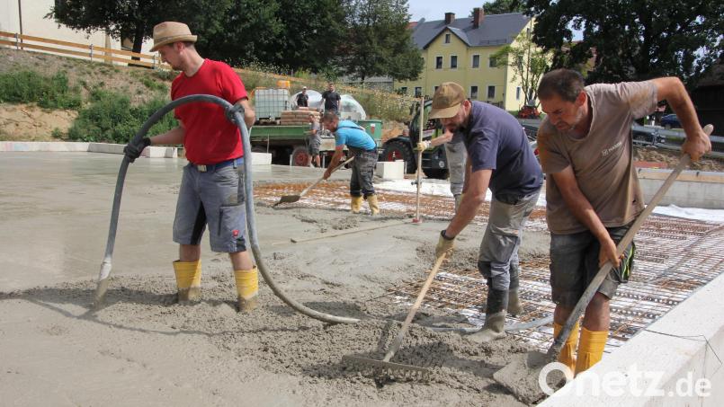 Fleißige Helfer aus den Reihen der Feuerwehr Großkonreuth beim Betonieren der Bodenplatte für die Vereinsscheune - alles geschieht auf ehrenamtlicher Basis. Viele Mitglieder opfern sogar einen Teil ihres Urlaubs für die Mitarbeit. Bild: kro