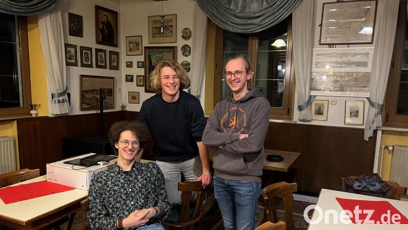 Vincent Poschenrieder (links), Jonas Frenzel und Sebastian Rathgeber sind für ihren Film &quot;The Madman&quot; beim Bayerischen Kinder &amp; Jugend Filmfestival in Passau nominiert. hier bei der Premiere im Gasthof Hermann in Etzenricht. Bild: Ainbahnstraße Filmgruppe