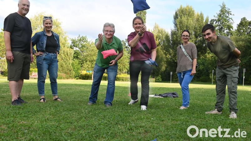 Die Wurfdistanz wurde beim Match zwischen Tina Winklmann (Dritte von rechts) und Hans-Jürgen Bumes (Dritter von links) leicht verringert, damit die beiden leichter drei Punkte werfen konnten – aber letztlich ging es auch nur um "Spaß an der Freud". Bild: gf
