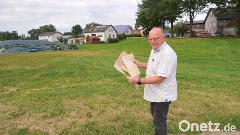 Johannes Weig mit alten Plänen am Platz der ehemaligen Albersriether Maximilianszeche. Bild: fvo