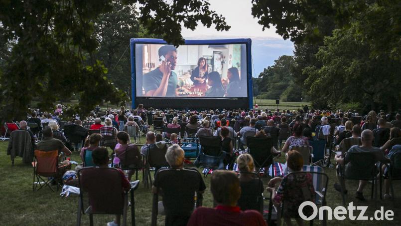Auch wer ohne Eintritt öffentlich Filme zeigen möchte, muss sich dabei an eine Menge Regeln halten. Für Open-Air-Veranstaltungen können neben der Lizenz Zusatzgebühren fällig werden, mit Titel und Plakat darf nicht überall geworben werden. Symbolbild: Jens Kalaene/dpa