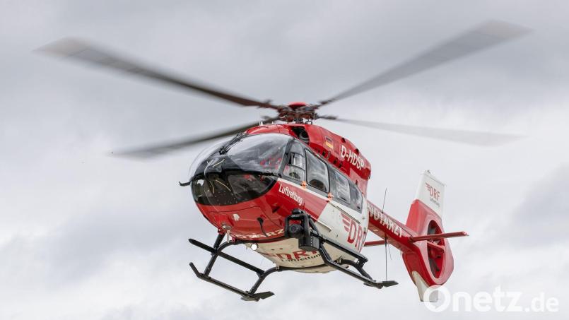 Ein Rettungshubschrauber bringt den verletzten Mann in eine Klinik. Symbolbild: Daniel Karmann/dpa