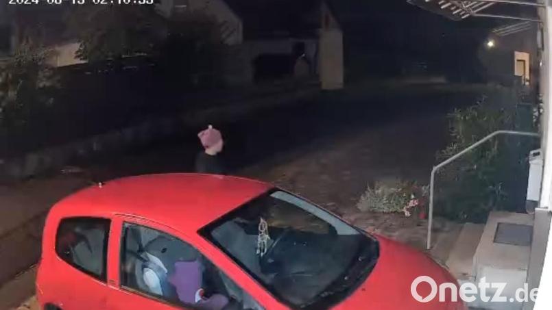 Dieses Bild zeichnete eine Überwachungskamera in Weiherhammer auf. Ein Mann versucht in einen roten Renault einzubrechen, der Bewegungsmelder verschreckte den Täter aber. Bild: Sebastian Fröhler