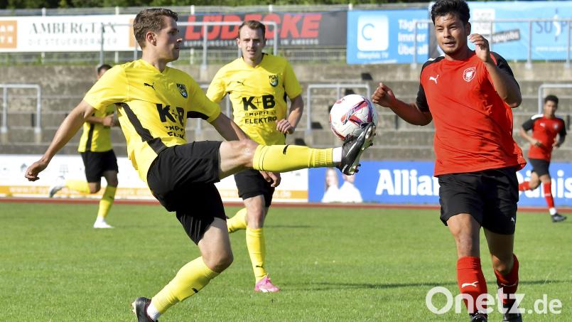Feine Ballbehandlung von Julius Hammer (links): Die wird auch nötig sein, wenn sich der FC Amberg gegen den 1. FC Bad Kötzting durchsetzen will. Bild: Hubert Ziegler
