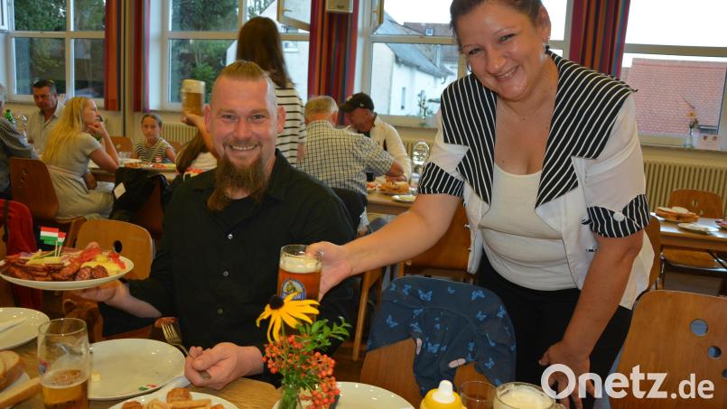 Frisch gezapftes ungarisches Bier für Tino Ulrich, an den Tisch gebracht von einer Besucherin aus Vál. Bild: jr
