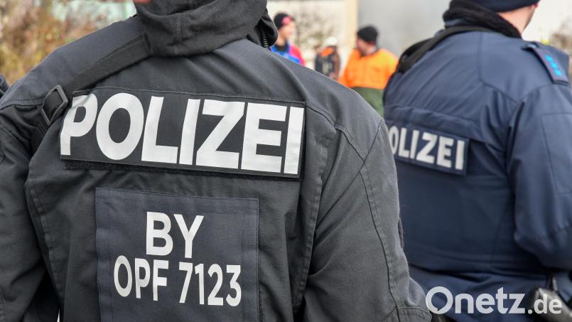 Zahlreiche Polizeibeamte beteiligten sich an einer Fahndung, nachdem ein junger Mann einen Raub am Bahnhof in Sulzbach-Rosenberg gemeldet hatte. Symbolbild: Petra Hartl