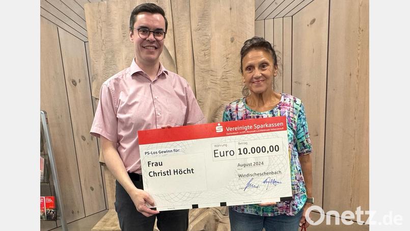 Sparkassen-Filialdirektor Michael Schelkshorn gratuliert Christl Höcht zu ihrem PS-Los-Gewinn. Bild: Vereinigte Sparkassen/exb