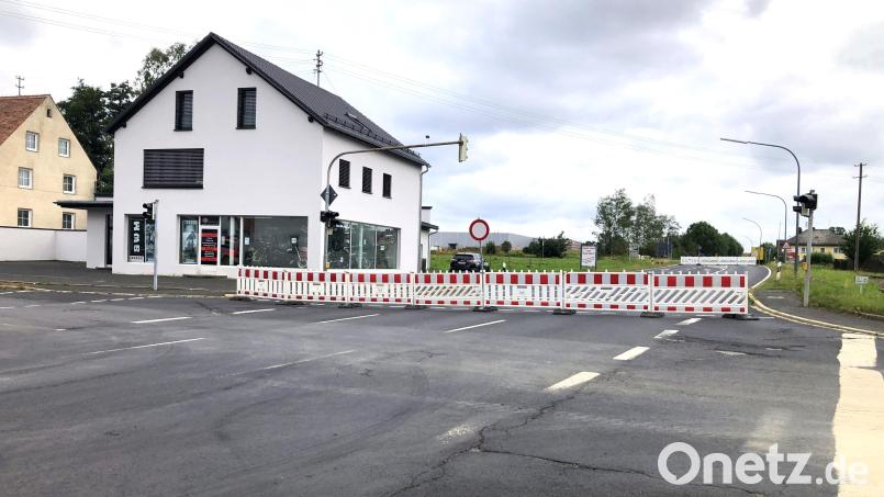 Der Kreuzungsbereich in Wiesau-Fichtenschacht bleibt für viele Monate gesperrt. Die Umleitung erfolgt über die Hauptstraße/Tonwerkstraße in Wiesau. Bild: wro