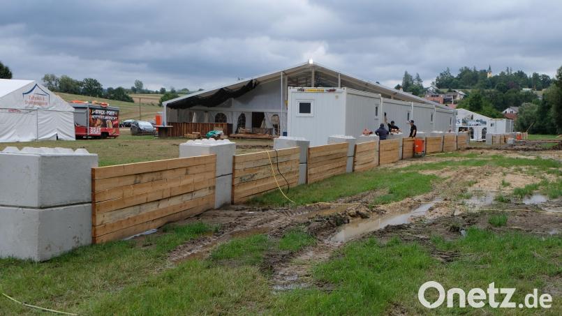 Gerüstet für den Fall der Fälle: Mit den Beton-Steinen erfüllen die Veranstalter der Flosser Kirwa die Auflagen der Behörden zum Hochwasserschutz. Bild: le
