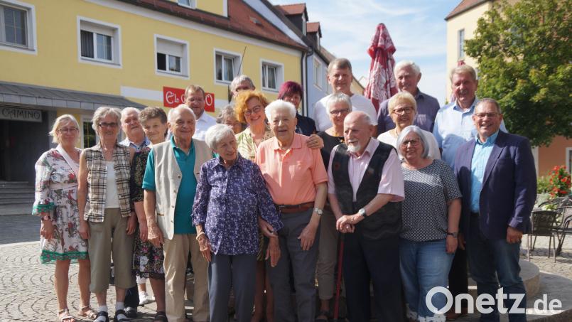Welche Wertschätzung Georg Baumer (vorne Bildmitte) entgegen gebracht wird, erfährt er an seinem 85. Geburtstag. Neben der Familie gratulieren Stadt, Vereine, Freunde und Bekannte. Bild: wel