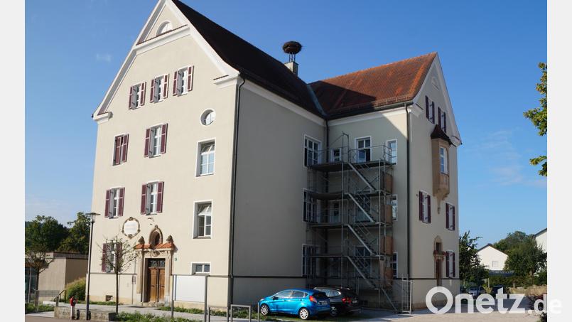 Die Außenanlagen des imposanten Gebäudes der Verwaltungsgemeinschaft Oberviechtach sind so gut wie fertiggestellt. Eine große Herausforderung stellt die Sanierung des Hauses dar, deren Planung nach der Förderzusage beginnen wird. Bild: wel