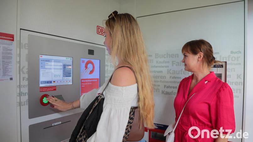 Michelle Sokolov (links) und Irina Diring nutzen das Video-Reisezentrum für einen spontanen Ausflug nach Erlangen. Bild: Wolfgang Steinbacher