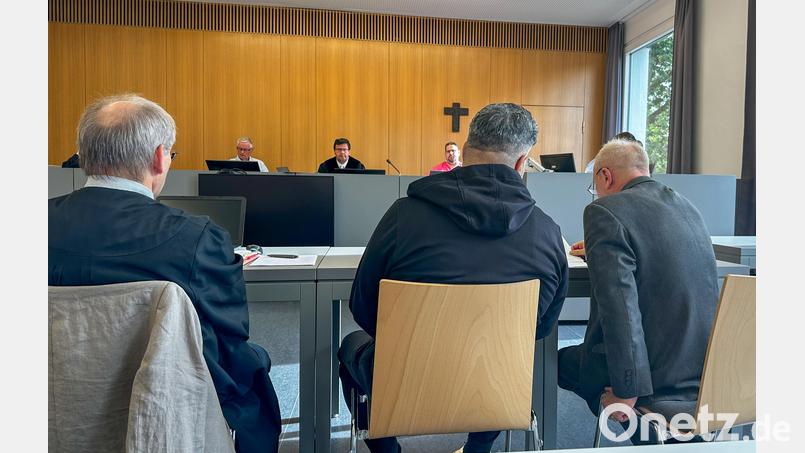 Der Vorwurf war schwer: Als mutmaßlicher Kopf einer Schleuserbande musste sich ein 48-jähriger Syrer in Weiden vor Gericht verantworten. Bild: Leon Karwath