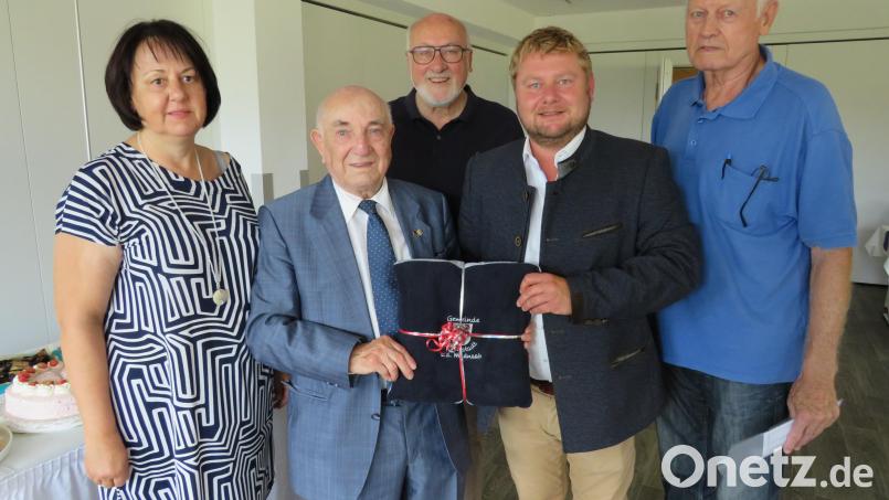 Annett Kamm, Georg Stahl, 2. Bürgermeister Dominik Baschnagel und Norbert Kreutzmeier gratulierten Hubert Winter zu seinem 90. Geburtstag (Zweiter von links). Bild: adj