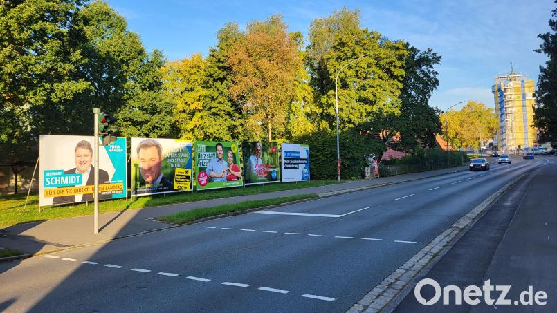 Die Stadt Tirschenreuth erließ eine Verordnung über das Anbringen von Plakaten. Da künftig ein Abstand von 150 Metern zu öffentlichen Einrichtungen eingehalten werden muss, ist hier in der Äußeren Regensburger Straße das Plakatieren vor Wahlen wegen der Nähe zur Erlöserkirche und zur Marien-Grundschule wohl nicht mehr gestattet. Archivbild: rti