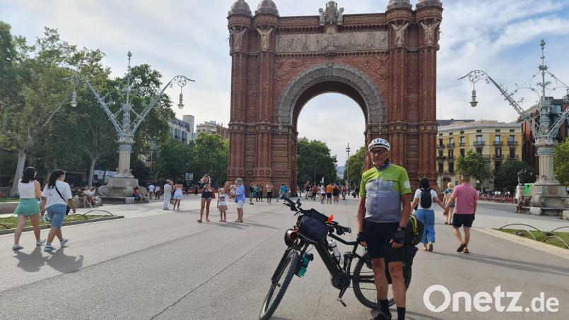 Etwa 5.500 Kilometer war Hermann Adelhardt aus Mehlmeisel mit dem Rad unterwegs. Ein Foto entstand vor dem Arc de Triomf in Barcelona. Bild: Hermann Adelhardt/exb