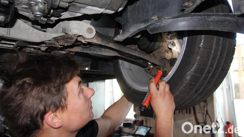 Benjamin Trenner kontrolliert ein Traggelenk am Querlenker eines Fahrzeugs. Traggelenke können im Laufe der Zeit &quot;ausschlagen&quot;. Bild: kro