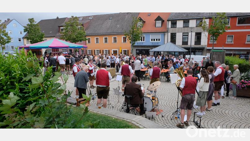 Die Flossenbürger Blaskapell&#039;n schmettert in der Flosser Marktplatzanlage zu Frühschoppen auf. Bild: le