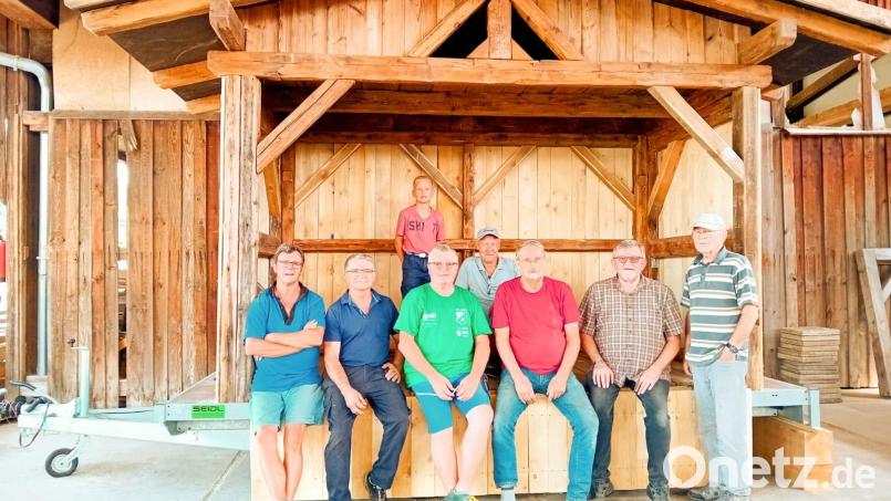 Zum leichteren Transport haben die Vilsecker Krippenfreunde ihre Freikrippe auf einen Hänger montiert. Geholfen haben dabei (von links) Alois Trettenbach, Gerhard Henschke, Paul Kreuzer, Vater Ewald Kreuzer, .Werner Kreuzer, Konrad Gebert, Wolfgang Albersdörfer und Hans Maul. Bild: Heidi Voigt