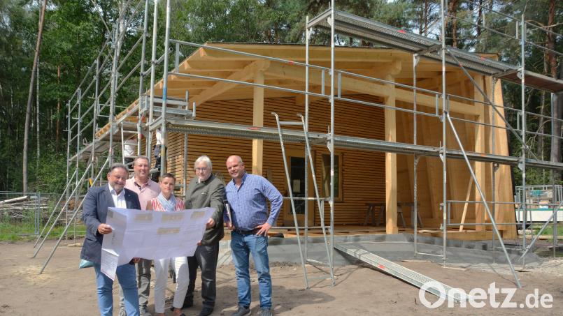 Bürgermeister Thomas Beer, Kämmerer Georg Beer, Bauamtsleiterin Sabine Eichinger, BRK-Kreisgeschäftsführer Josef Langenhan und Sebastian Weigl, BRK-Fachbereichsleiter für Schulen und Kitas, (von links) sind begeistert von den Fortschritten beim Waldkindergarten in Teublitz. Bild: Thomas Stegerer/exb